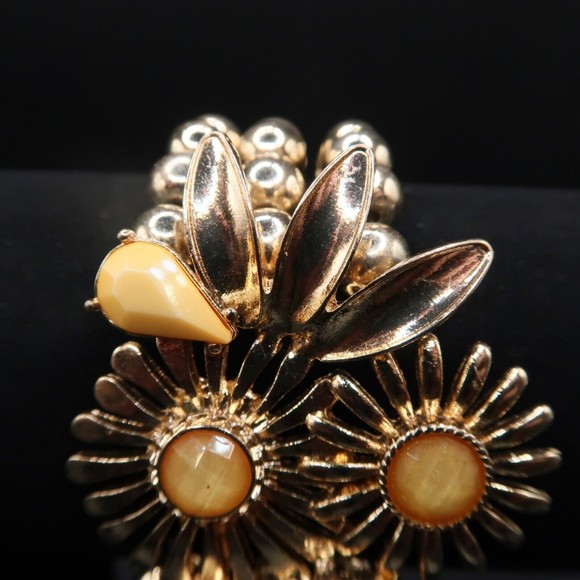 Vintage Goldtone Stretchy Bracelet Beaded with Floral Design Signed Midcentury - Picture 3 of 8